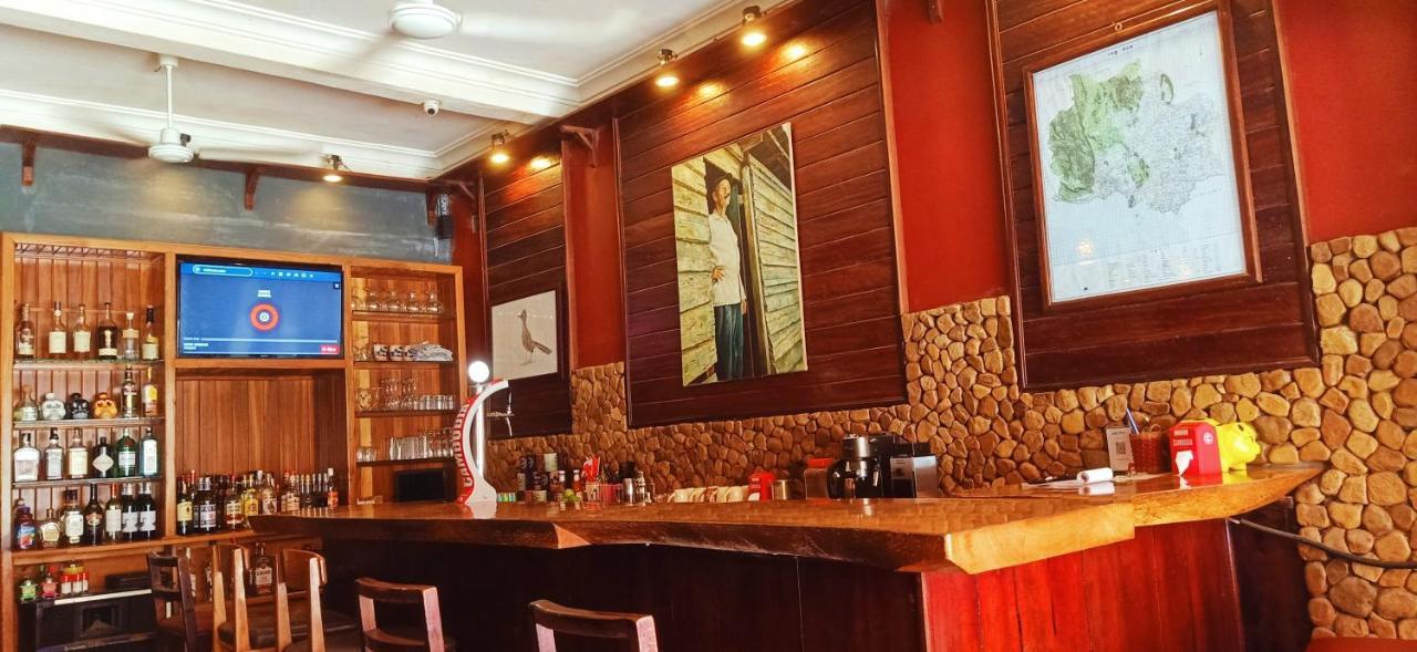 Bird'S Nest Hostel Kampot Bagian luar foto