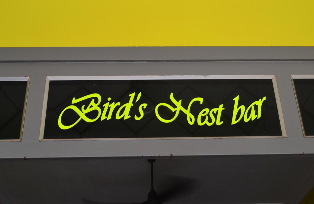 Bird'S Nest Hostel Kampot Bagian luar foto